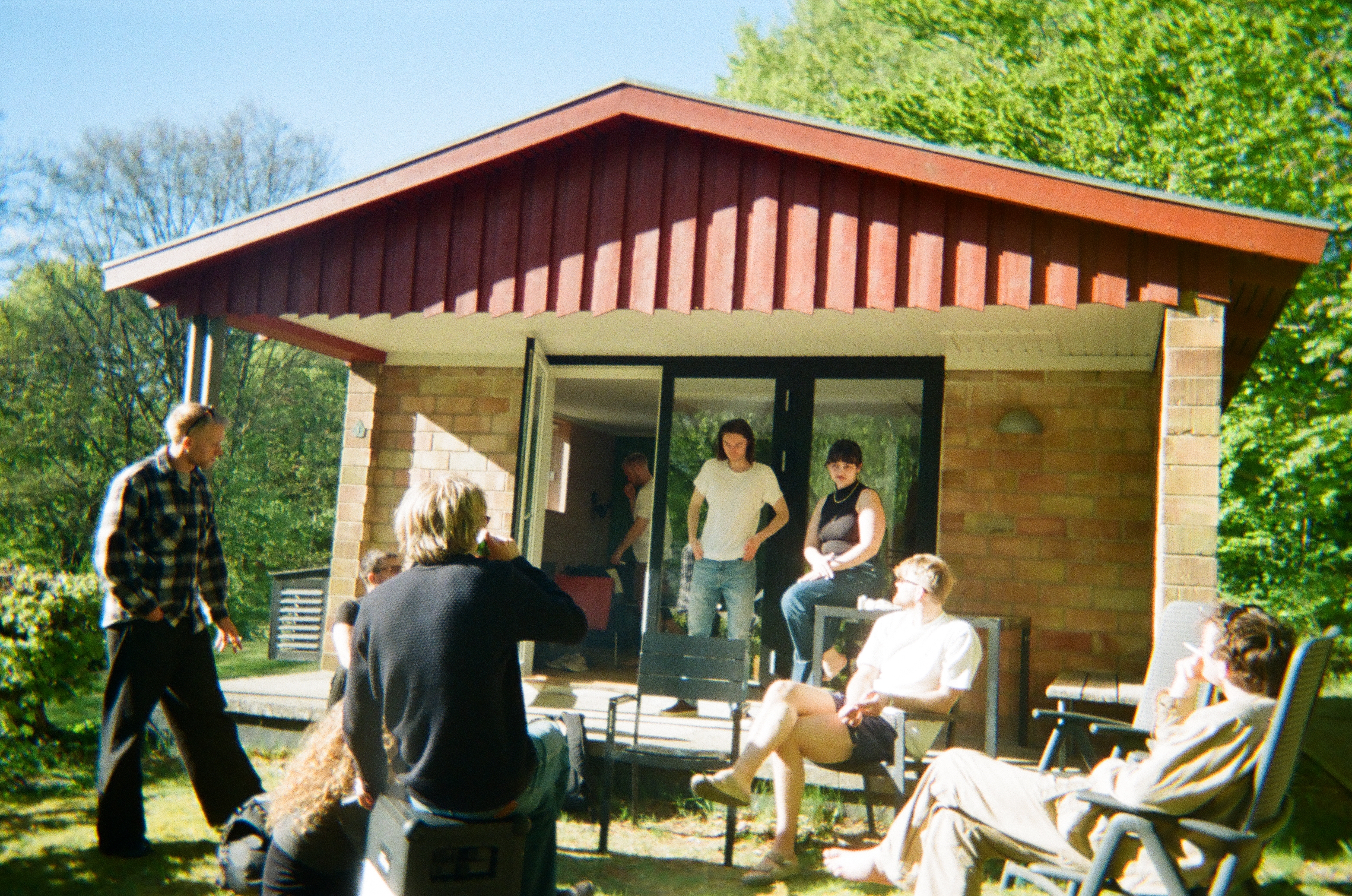 Filmkollektivets medlemmer samlet foran et sommerhus